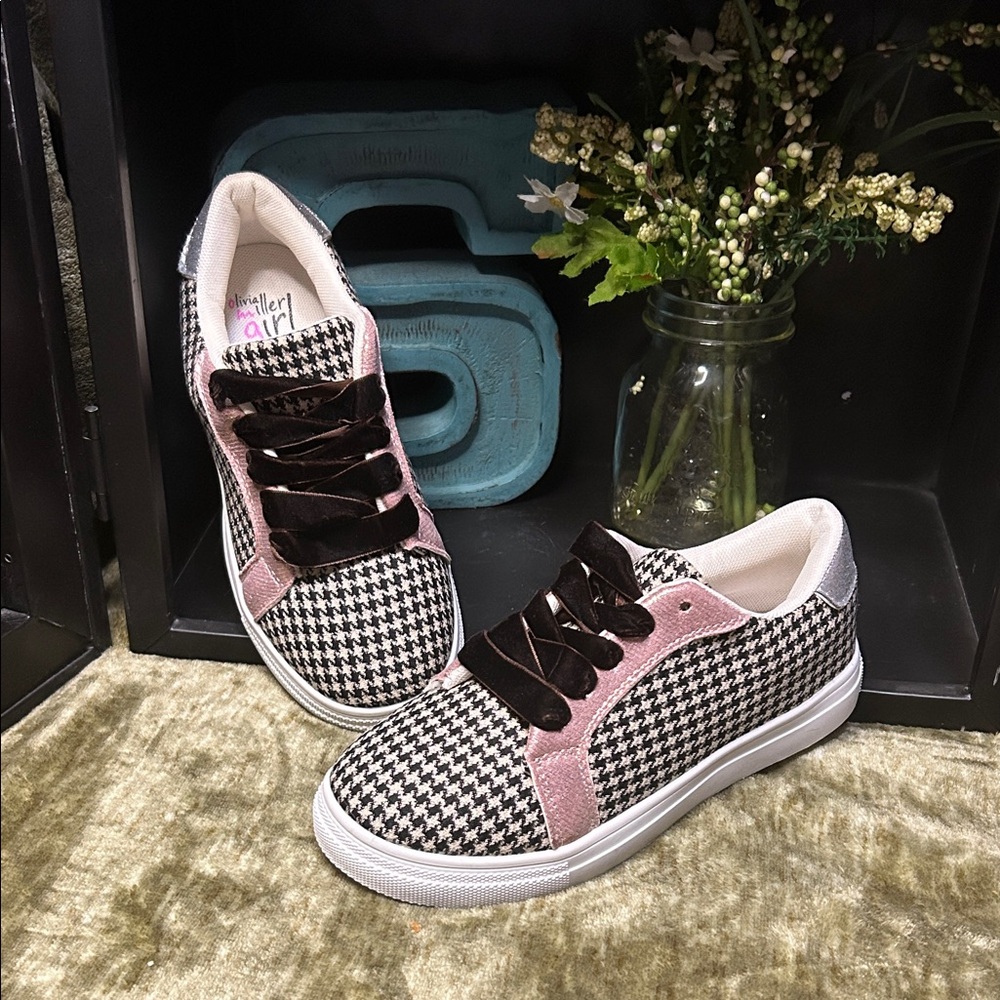NWOT Olivia Miller Girls Roxy Low Top, Round Sneakers Size 3